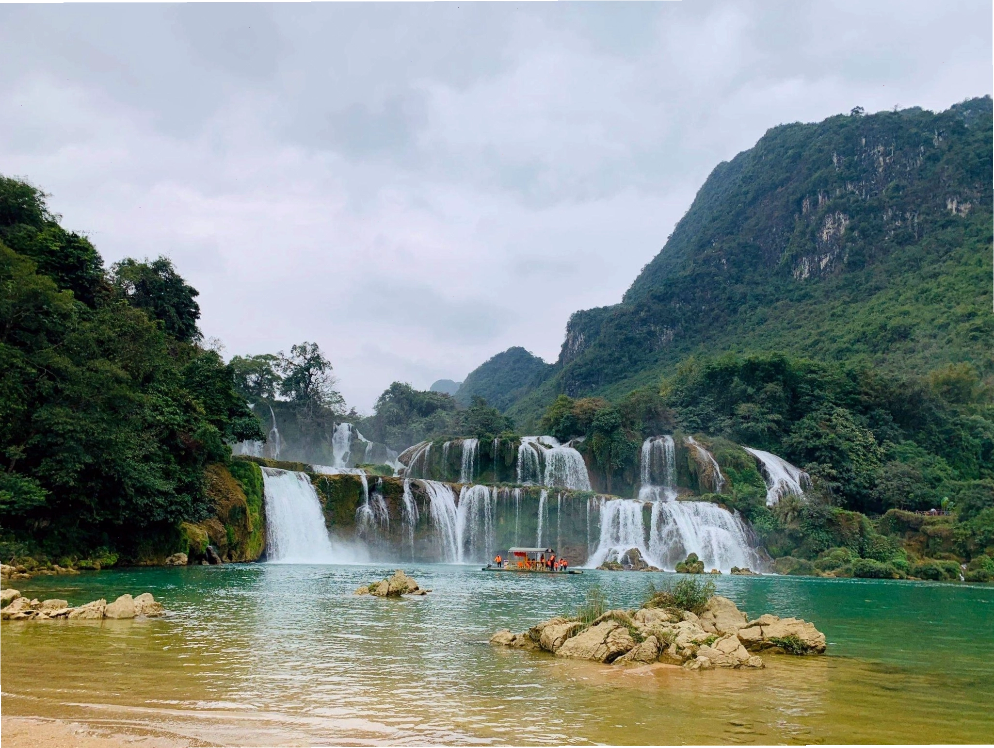 Thác Bản Giốc hùng vĩ vào mùa nước đổ