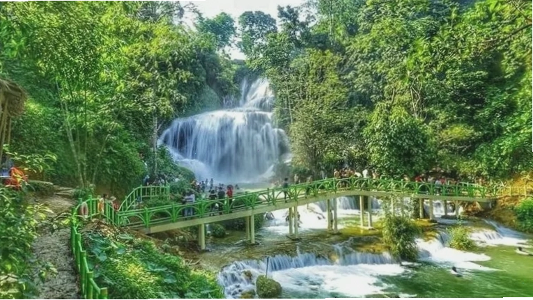 Thác Thăng Thiên đổ xuống từ ghềnh đá hùng vĩ