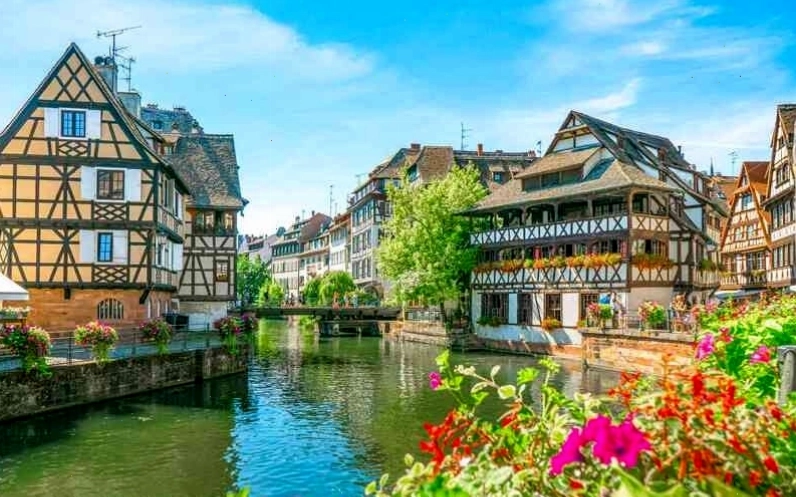 Tháp Eiffel biểu tượng nước Pháp nhìn từ xa