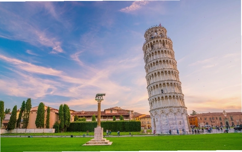 Tháp nghiêng Pisa nổi tiếng với kiến trúc độc đáo và độ nghiêng đặc trưng