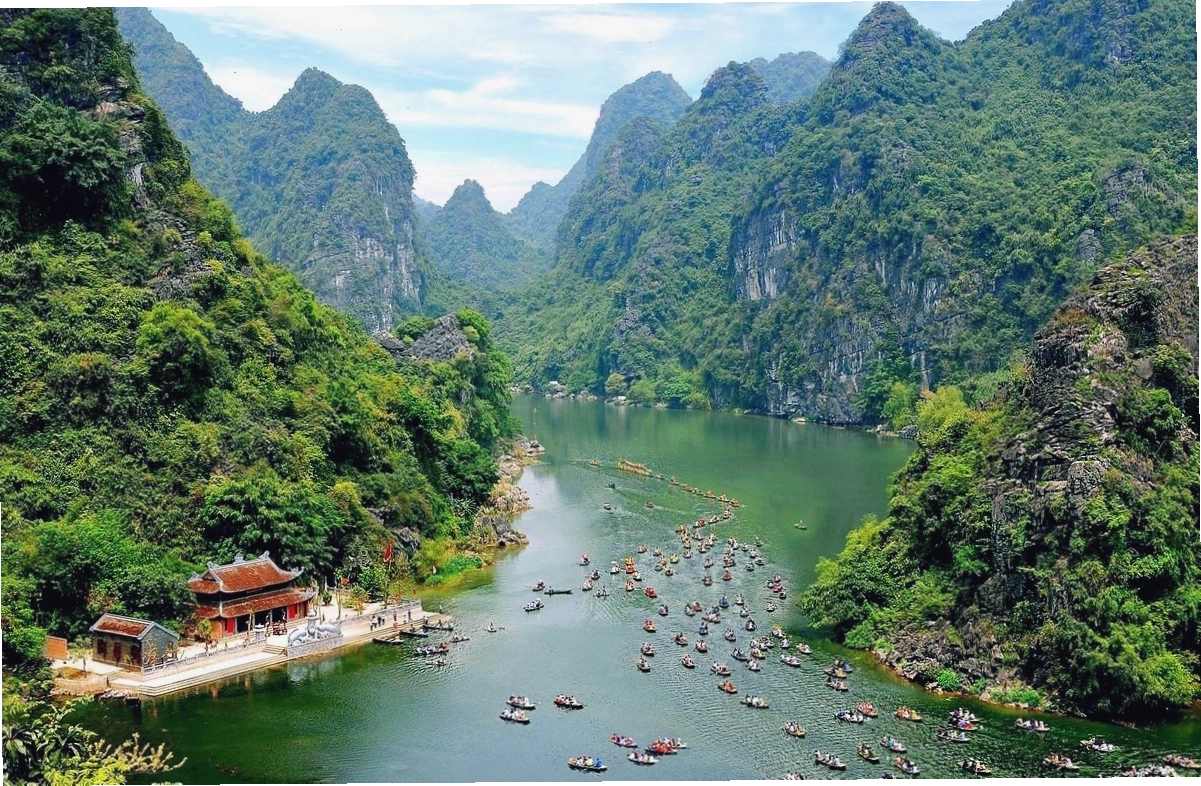 Toàn cảnh khu du lịch sinh thái Tràng An Ninh Bình với những dãy núi đá vôi và dòng sông