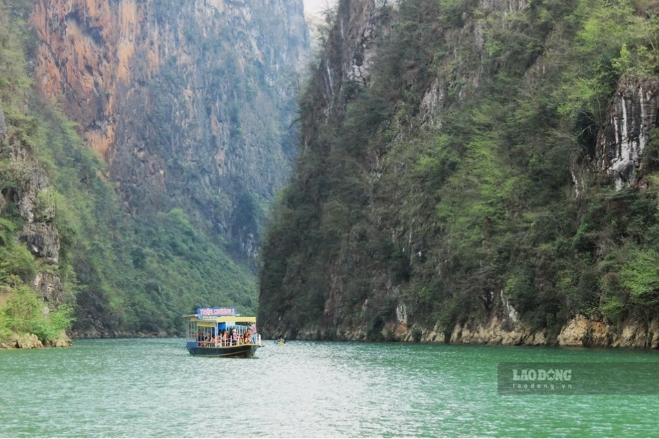Trải nghiệm đi thuyền ngắm hẻm Tu Sản trên sông Nho Quế