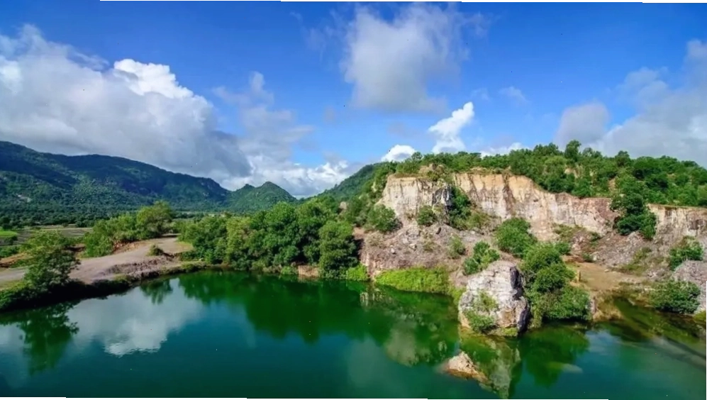 Vẻ đẹp mê hồn của hồ đá Tà Pạ