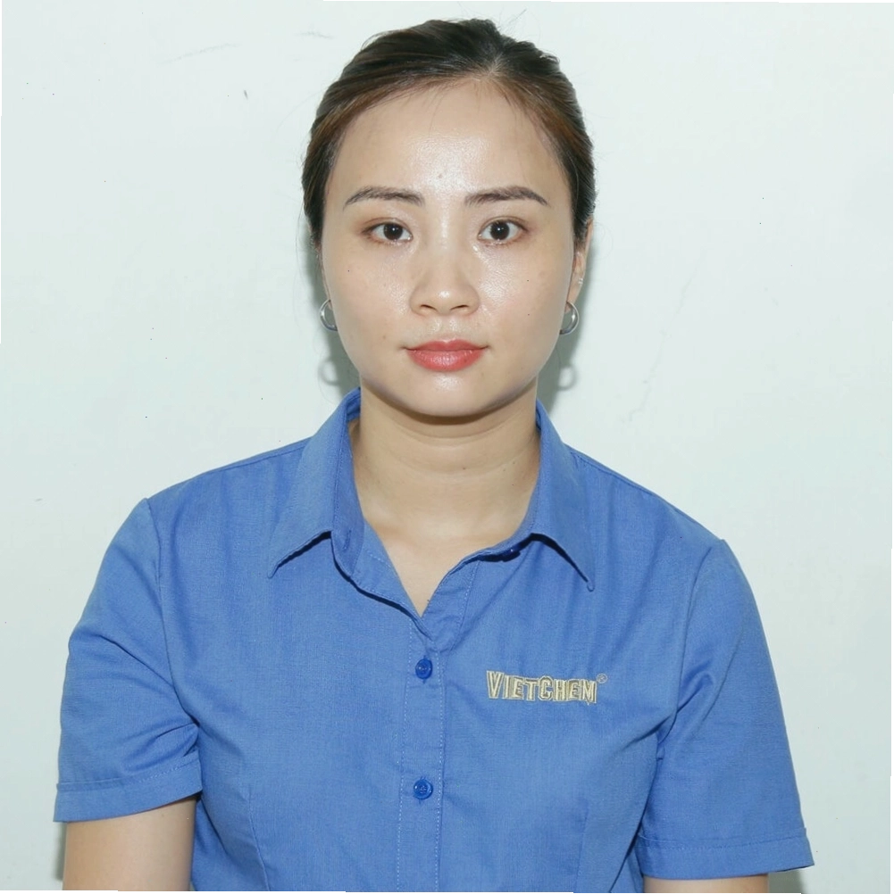 Vũ Thị Thảo đang thực hiện thí nghiệm hóa học