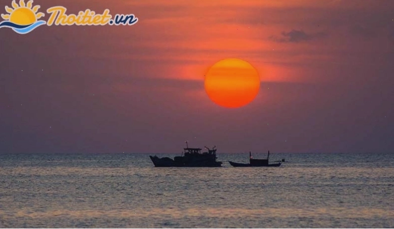 Cảnh tượng hoàng hôn lãng mạn buông xuống thành phố
