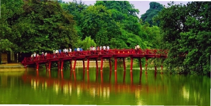 Cầu Thê Húc soi bóng xuống mặt hồ Gươm tĩnh lặng