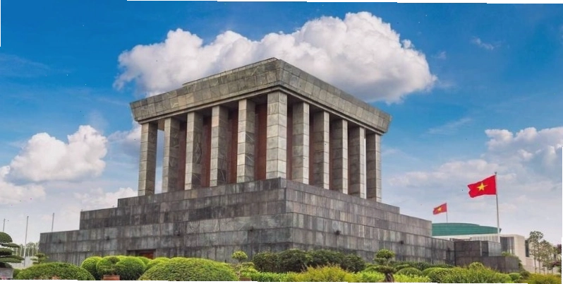 Lăng Chủ tịch Hồ Chí Minh trong một ngày nắng tại Hà Nội