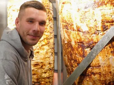 Bí mật động trời đằng sau cú sút sấm sét của huyền thoại Lukas Podolski