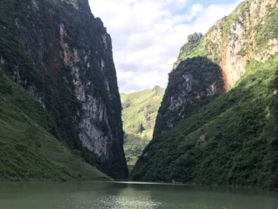 Tại sao sông Nho Quế có màu xanh mướt quanh năm?